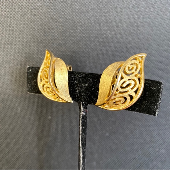 Trifari Patterned Gold Leaf Clip On Earrings - Picture 2 of 7